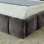 Cama de plataforma tapizada con cabecero