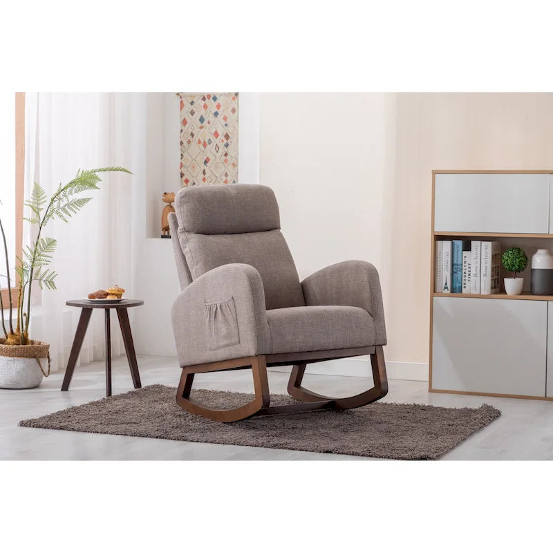 Mecedora tapizada con patas de madera y bolsillos laterales