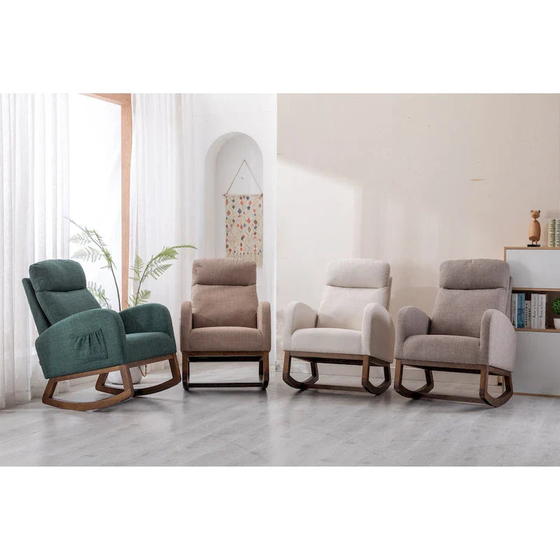 Mecedora tapizada con patas de madera y bolsillos laterales