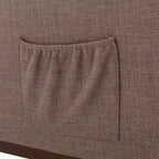 Mecedora tapizada con patas de madera y bolsillos laterales