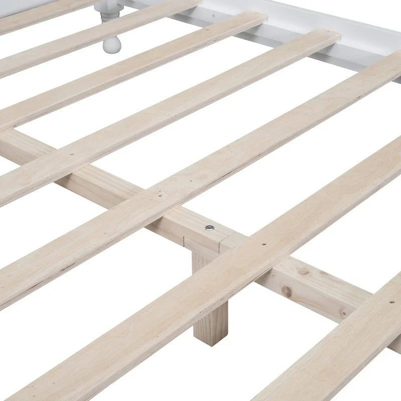 Cama tipo plataforma de madera de pino con cabecero