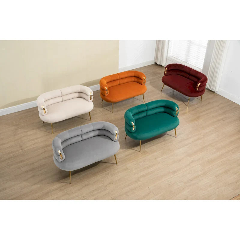 Sillón decorativo tapizado en terciopelo con patas de metal