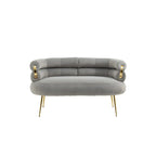 Sillón decorativo tapizado en terciopelo con patas de metal