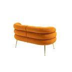 Sillón decorativo tapizado en terciopelo con patas de metal