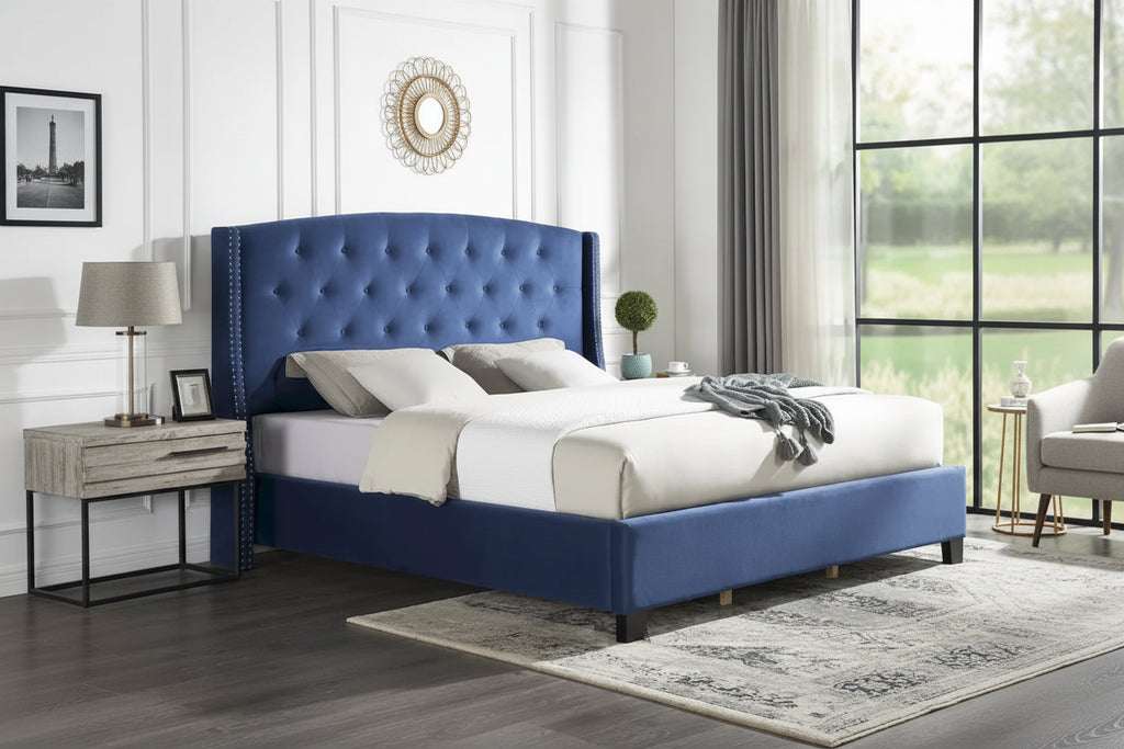 Cama tapizada con cabecera de orejas y ribete de tachuelas