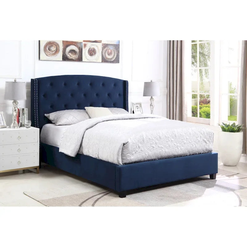 Cama tapizada con cabecera de orejas y ribete de tachuelas