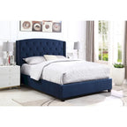 Cama tapizada con cabecera de orejas y ribete de tachuelas