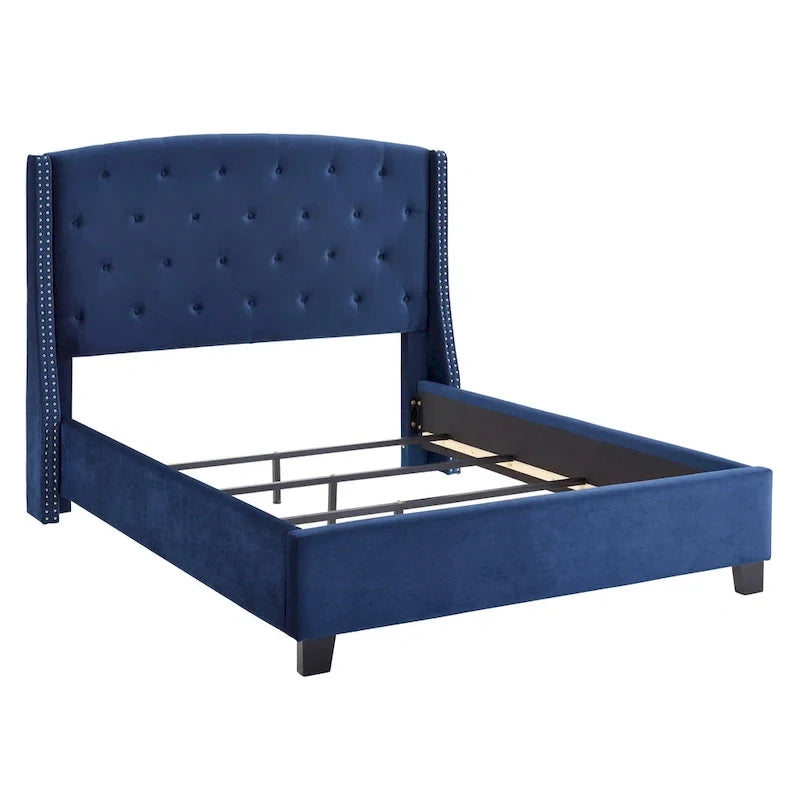 Cama tapizada con cabecera de orejas y ribete de tachuelas