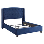 Cama tapizada con cabecera de orejas y ribete de tachuelas