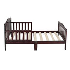 Cama de madera para niños pequeños con barandillas de seguridad