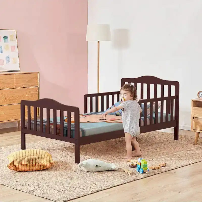 Cama de madera para niños pequeños con barandillas de seguridad