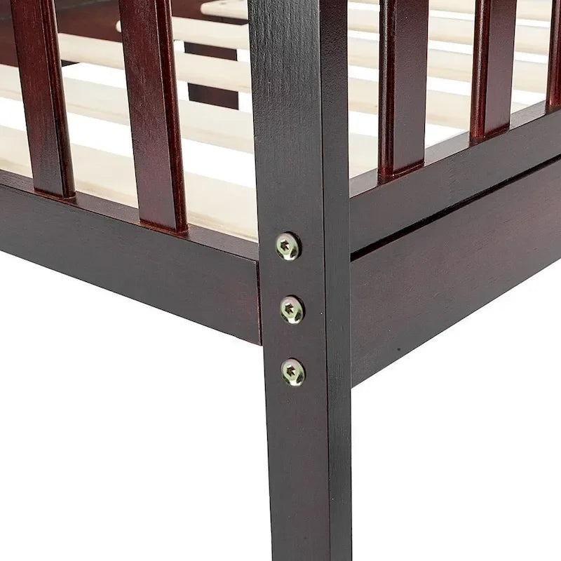 Cama de madera para niños pequeños con barandillas de seguridad