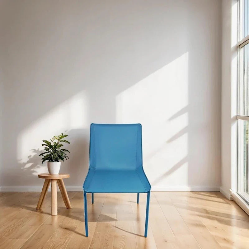 Silla de comedor minimalista de cuero con detalles de costura en azul