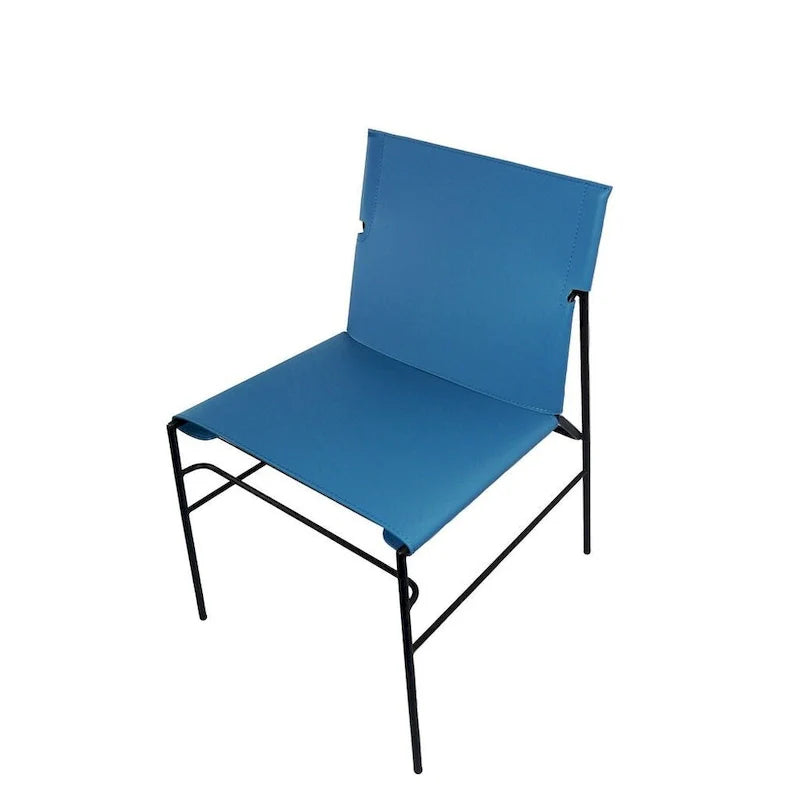 Silla de comedor minimalista de cuero con detalles de costura en azul