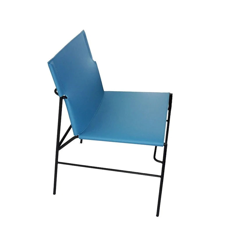 Silla de comedor minimalista de cuero con detalles de costura en azul